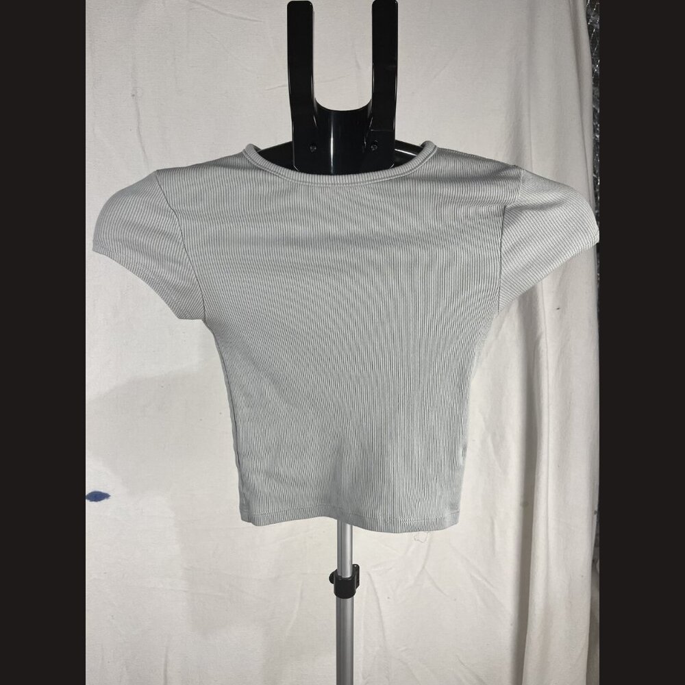 Divided Grey Crop Baby Tee Women’s Size XS | Fitted Casual Y2K Style T-Shirt‎